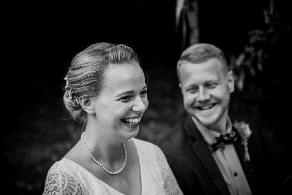 Lachend bruidspaar tijdens de trouwceremonie bij Herberg het Volle Leven in Appelscha. Trouwreportage door bruidsfotograaf Nickie Fotografie uit Friesland