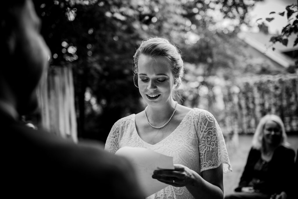 Bruid leest haar gelofte voor tijdens de buiten bruiloft bij Herberg Het Volle Leven in Appelscha door trouwfotograaf Nickie Fotografie uit Dokkum