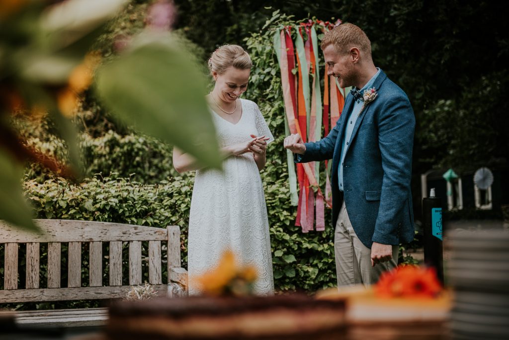 Bruidspaar bewondert de trouwringen. Bruidsfotografie Friesland, trouwen in het volle leven, door bruidsfotograaf Nickie Fotografie