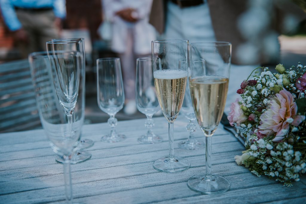 Ingeschonken champagneglazen voor de toost op het bruidspaar. Trouwreportage door Nickie Fotografie uit Dokkum, Friesland.