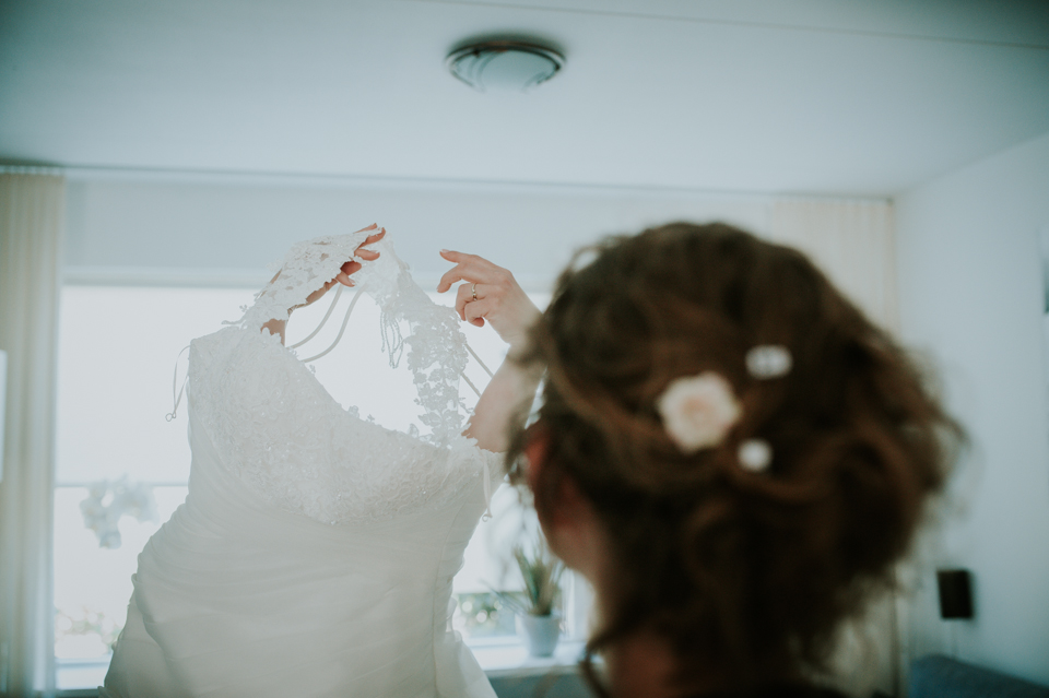 Het aankleden van de bruid door Nickie Fotografie