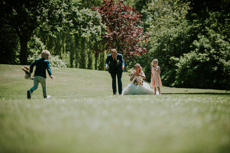 Bruidspaar met hun kinderen tijdens de fotoshoot, door Nickie Fotografie.