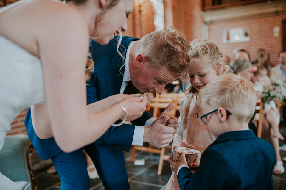 Trouwen in Martinus Tjerke in Hempens, door Nickie Fotografie. Bruidsjonker overhandigt de trouwring.