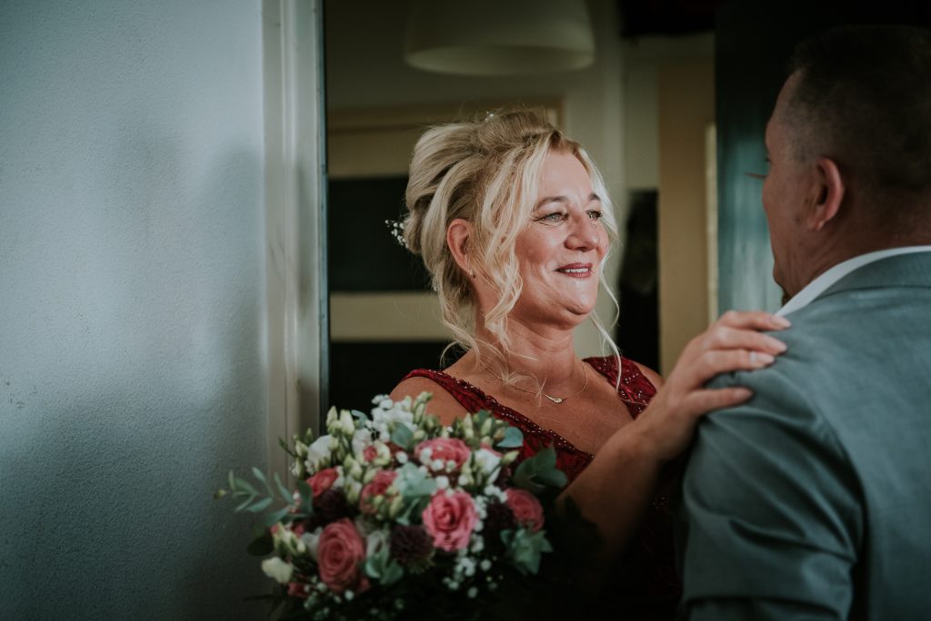 Eerst blik tussen bruid en bruidegom. Trouwfotografie door Nickie Fotografie uit Friesland