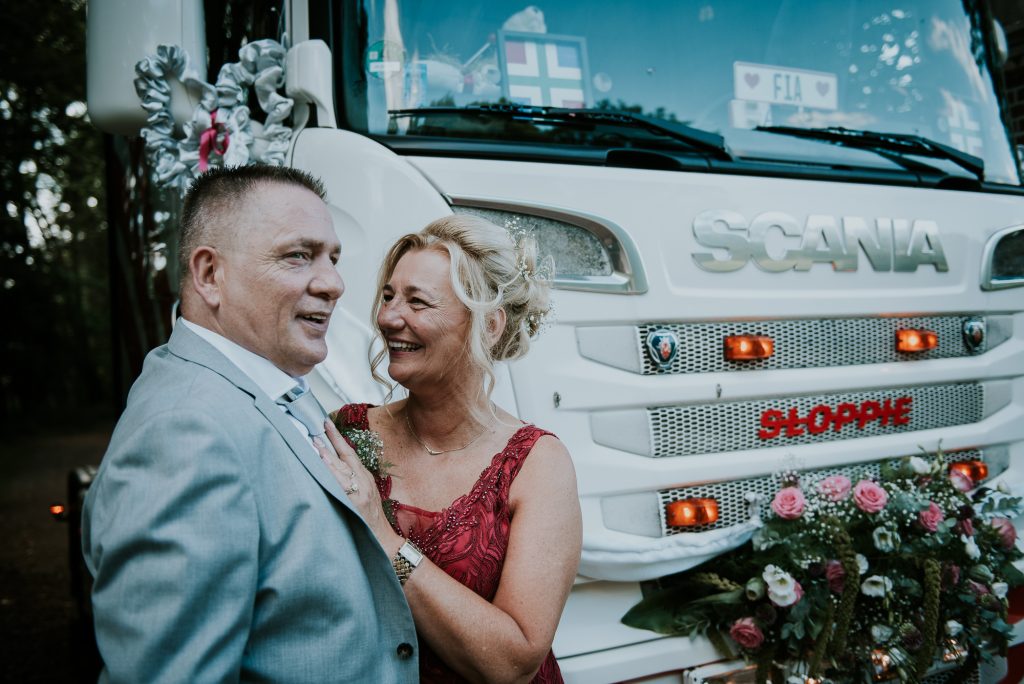 Bruidspaar voor de Scania trouwauto. Bruidsreportage in Groningen door Nickie Fotografie uit Dokkum, Friesland.