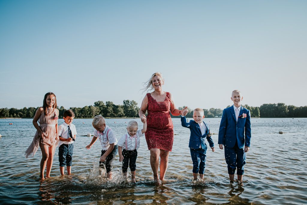 Groepsfoto van de bruid en al haar kleinkinderen. Bruidsfotografie in Groningen door Nickie Fotografie