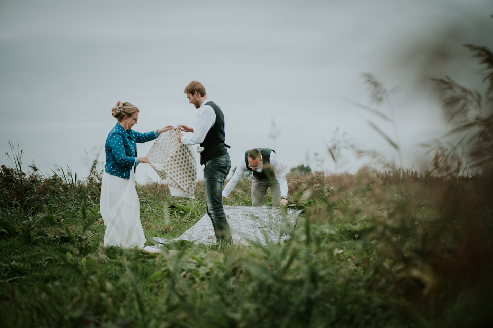 Picknicken op je trouwdag. Trouwfotografie door Nickie Fotografie  uit Dokkum Friesland