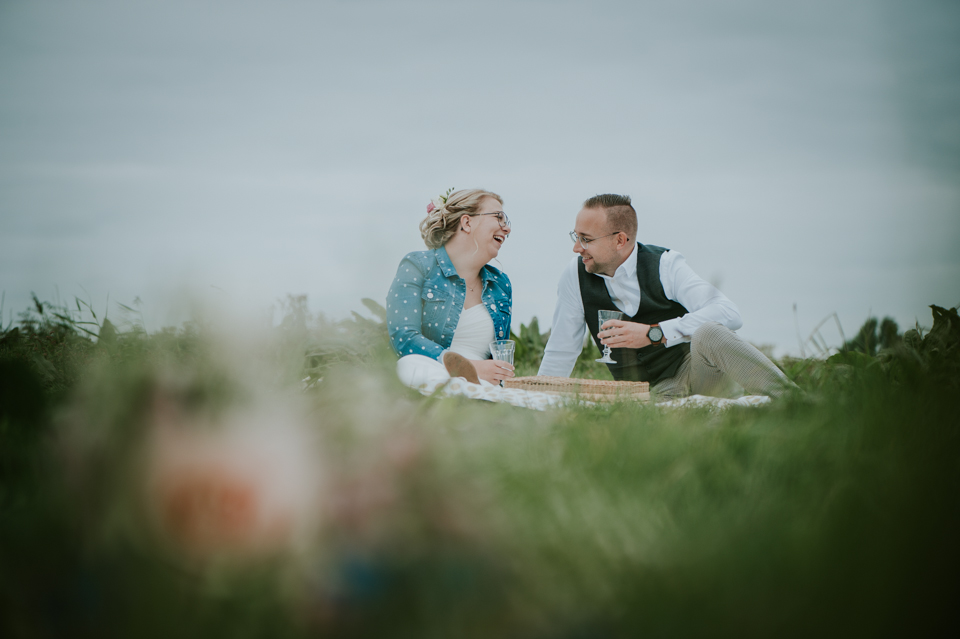 Picknicken tijdens de bruiloft. Trouwreportage door trouwfotografe Nickie Fotografie uit Dokkum Friesland