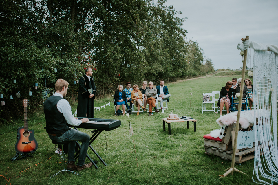 Buiten trouwen in Friesland. Huwelijksreportage door huwelijksfotografe Nickie Fotografie uit Dokkum Friesland