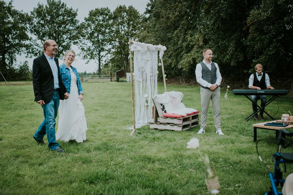 Bruid wordt weggegeven door haar vader. Door fotograaf Nickie Fotografie uit Dokkum Friesland