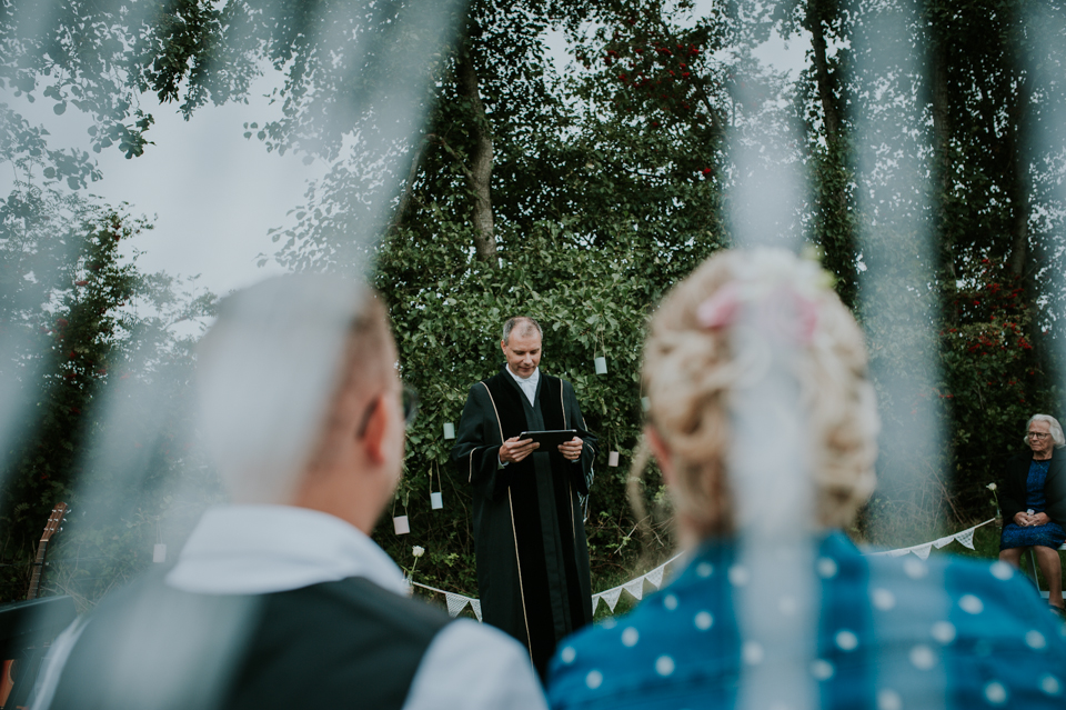 Buiten trouwceremonie in Friesland. Bruidsreportage door bruidsfotografe Nickie Fotografie
