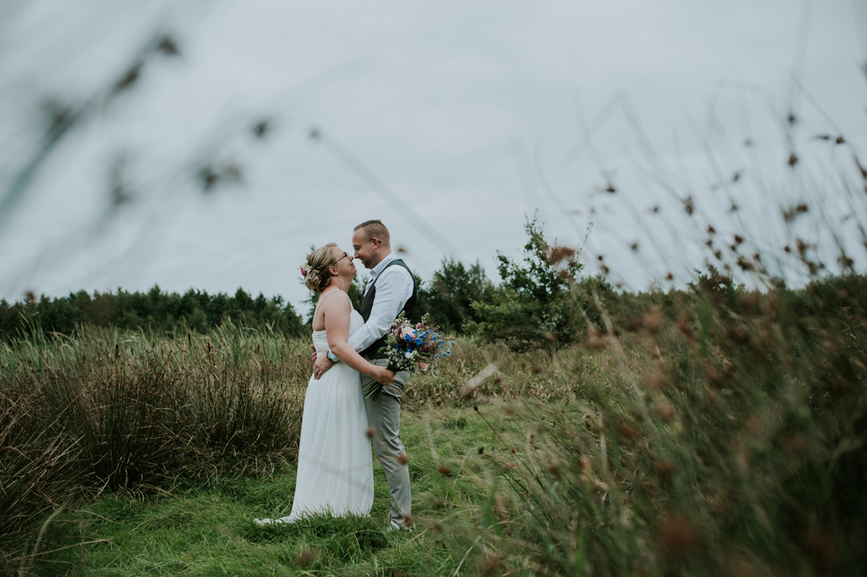 Liefdevol momentje tijdens de fotoshoot van de bruidsreportage door Nickie Fotografie uit Dokkum, friesland