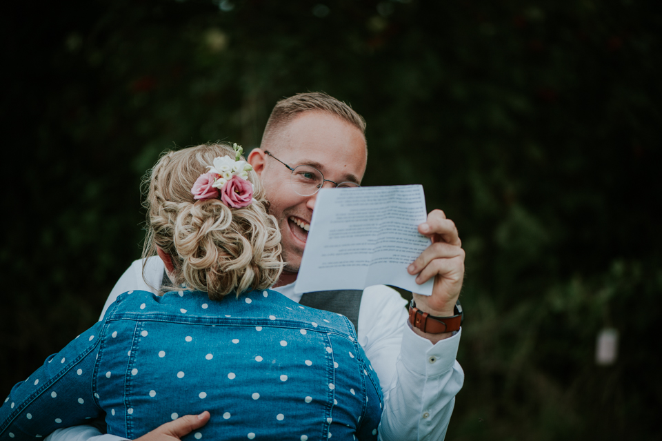 Bruidegom leest zijn eigen geschreven huwelijksgeloften voor. Bruidsreportage door Nickie Fotografie uit Dokkum Friesland