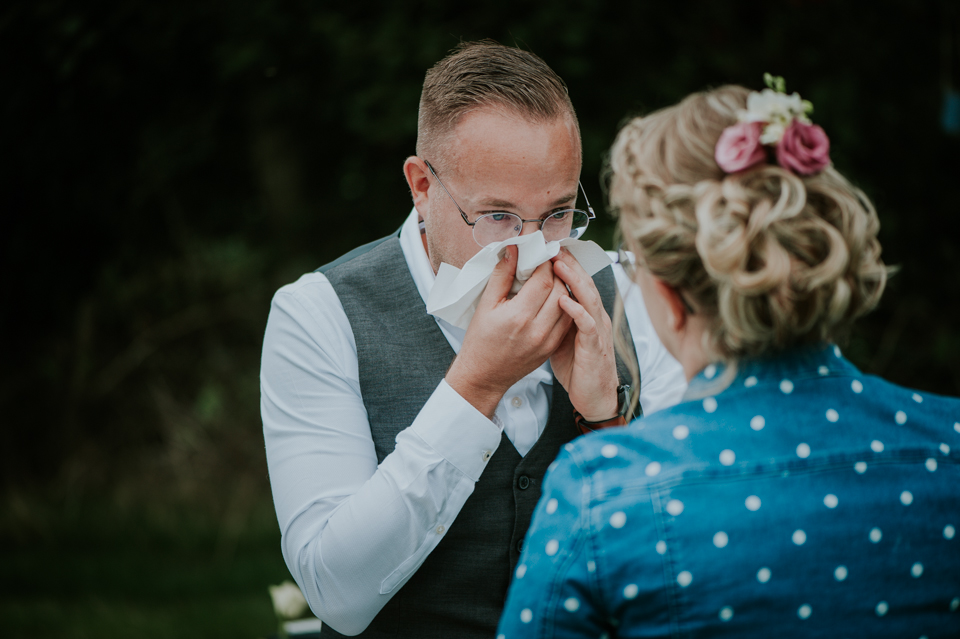 Het bruidspaar heeft een emotioneel momentje tijdens de huwelijksceremonie. Huwelijksreportage door huwelijksfotograaf Nickie Fotografie uit Dokkum Friesland