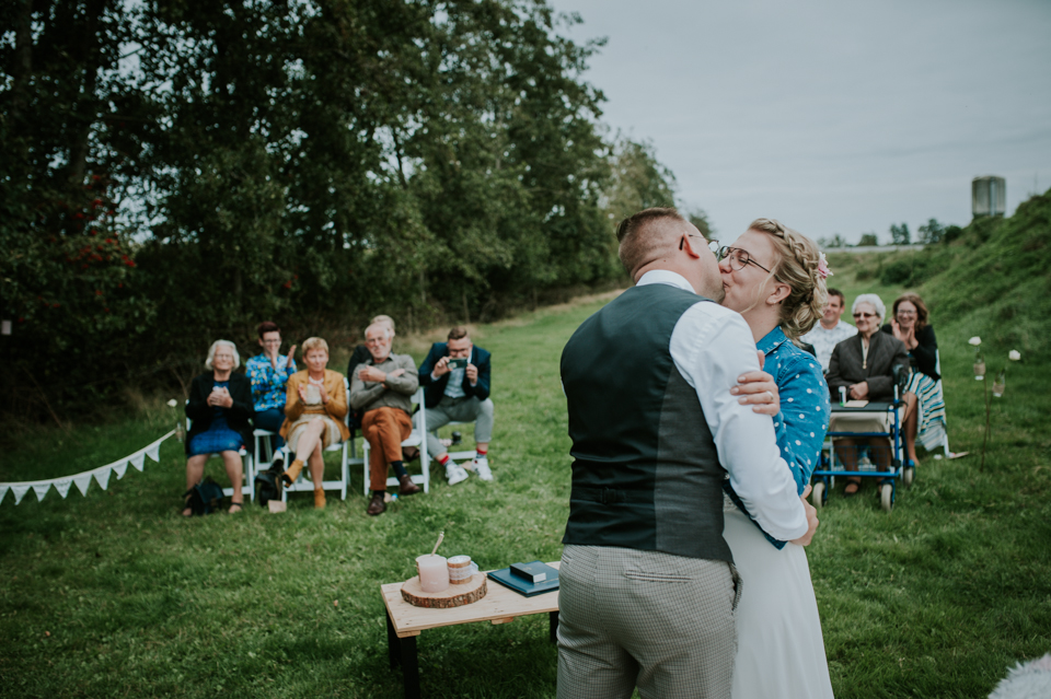 Kus de buid, kus de bruidegom, de kus! Trouwfotografie door Nickie Fotografie uit Dokkum Friesland