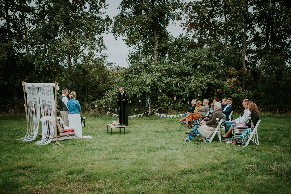 De buiten bruiloft in Friesland van Henk-Jan en Nicky. Trouwen vastgelegd door Nickie Fotografie