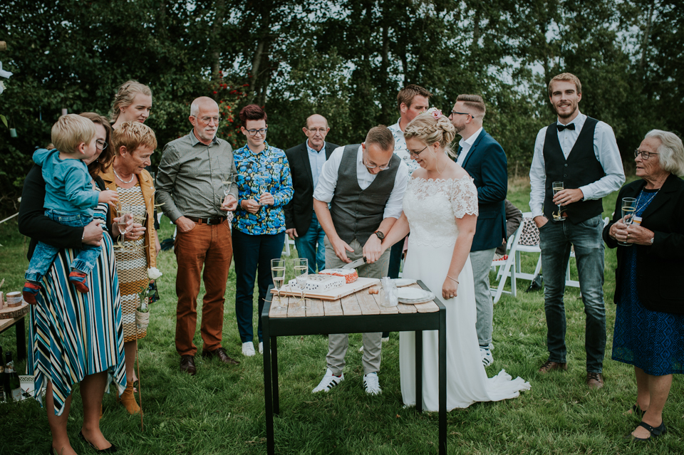 Buiten de bruidstaart aansnijden. Fotograaf Friesland, Nickie Fotografie
