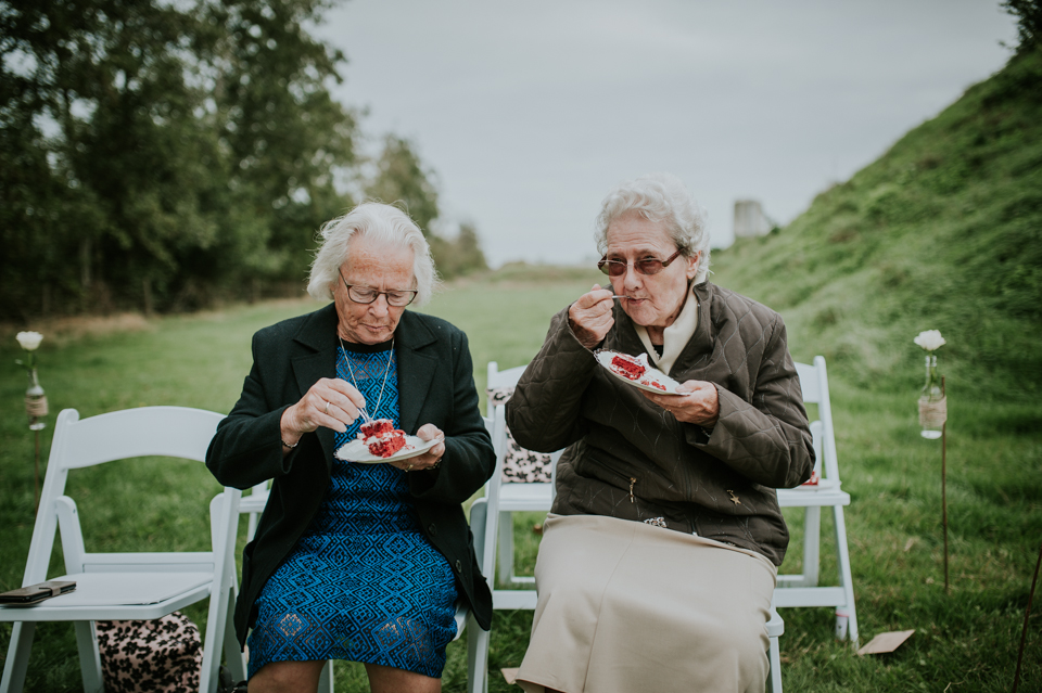 De oma's eten een heerlijk stuk bruidstaart op de trouwerij van hun kleinkinderen. Trouwfotograaf Nickie Fotografie uit Dokkum Friesland