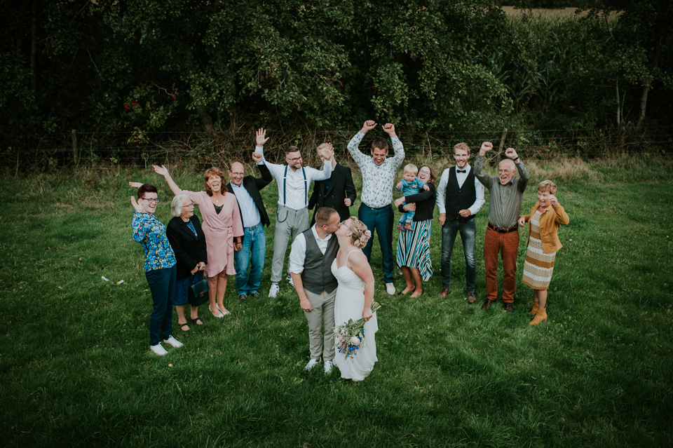 Groepsfoto van de buiten bruiloft in Friesland van Henk-Jan en Nicky, door trouwfotograaf Nickie Fotografie uit Dokkum Friesland