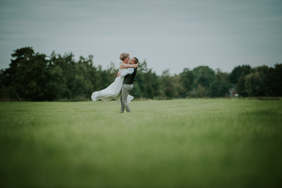 Gave trouwfoto's in het weiland, door trouwfotograaf Nickie Fotografie uit Dokkum Friesland