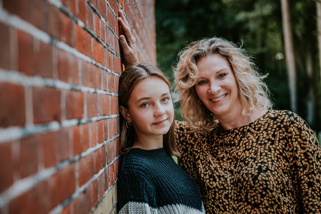 Portret van moeder en dochter door fotograaf Nickie Fotografie uit Dokkum, friesland