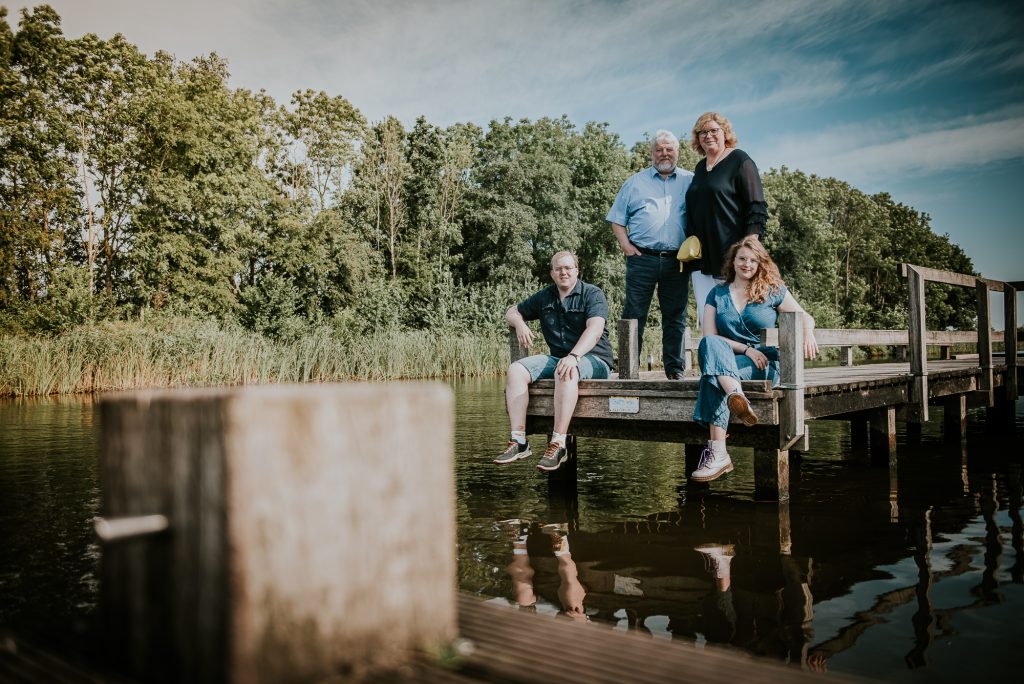 gezinsfotografie in Friesland aan het water door fotograaf Nickie Fotografie uit Dokkum
