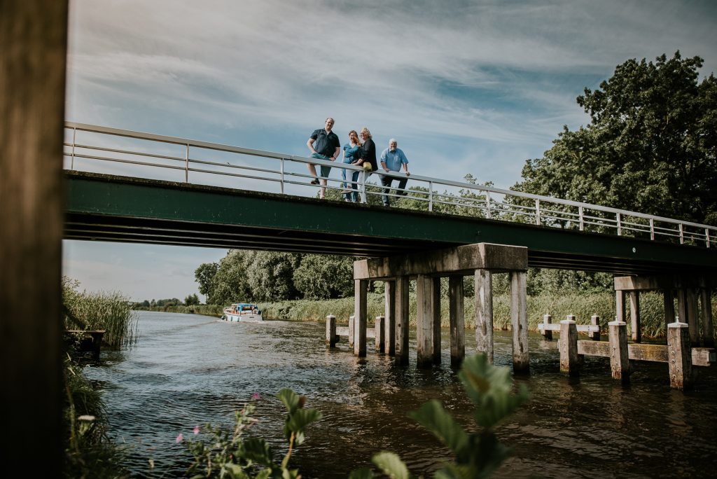 Gezinsportret op brug in Friesland door fotograaf Nickie Fotografie uit Dokkum