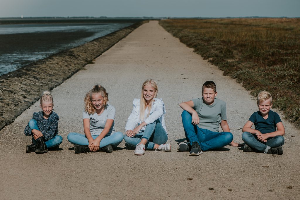 Familie fotoshoot in Friesland aan de Waddenzee door familiefotograaf Nickie Fotografie uit Dokkum