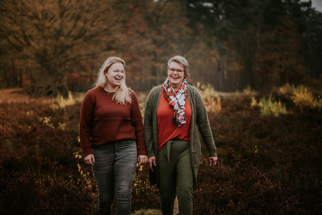 Fotosessie van moeder en dochter in de herfst door fotograaf Nickie Fotografie uit Dokkum, Friesland