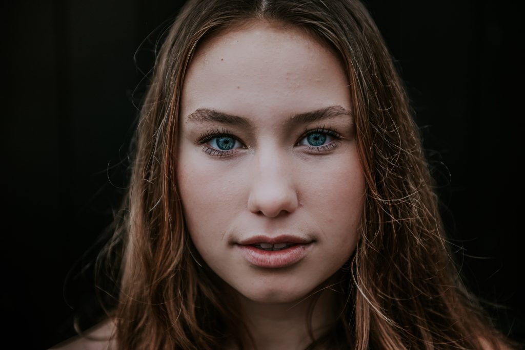 Fotograaf Friesland. Fotoshoot Friesland, tienershoot in Dokkum. Close-up portret van meisje.