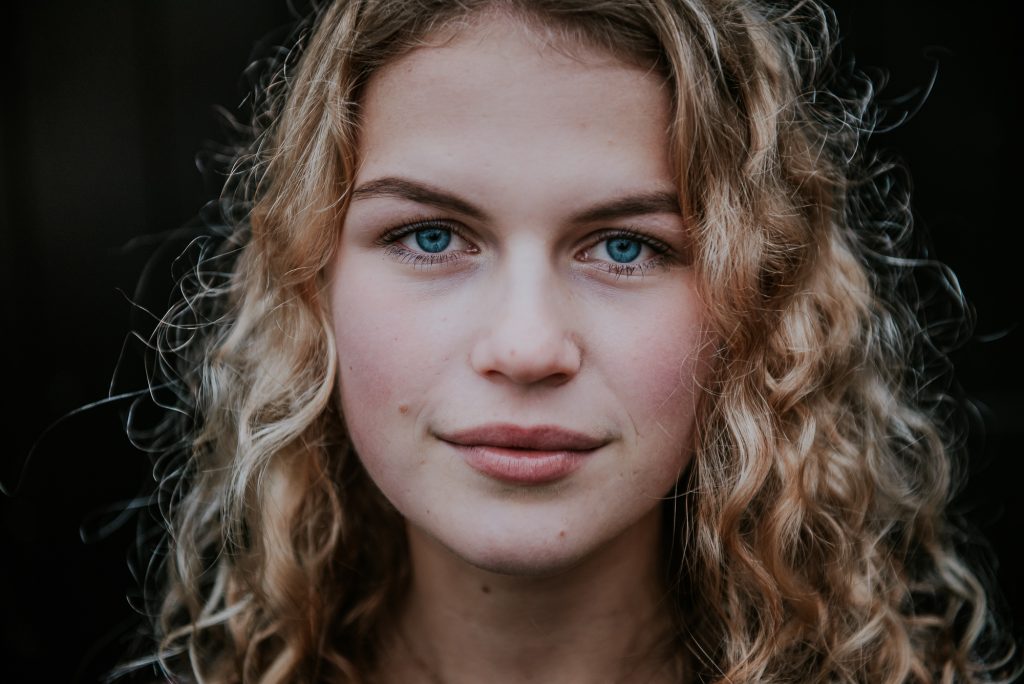 Close-up portret van een tiener door fotograaf Nickie Fotografie uit Dokkum, Friesland