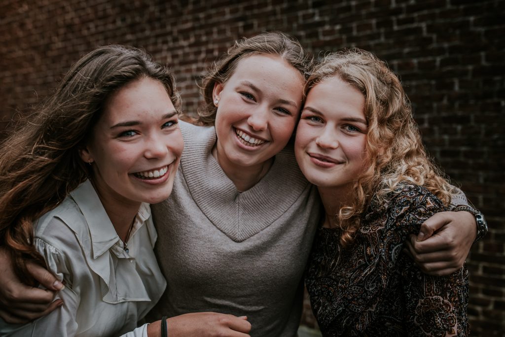 Close-up portret van drie tienermeiden door portretfotograaf Nickie Fotografie