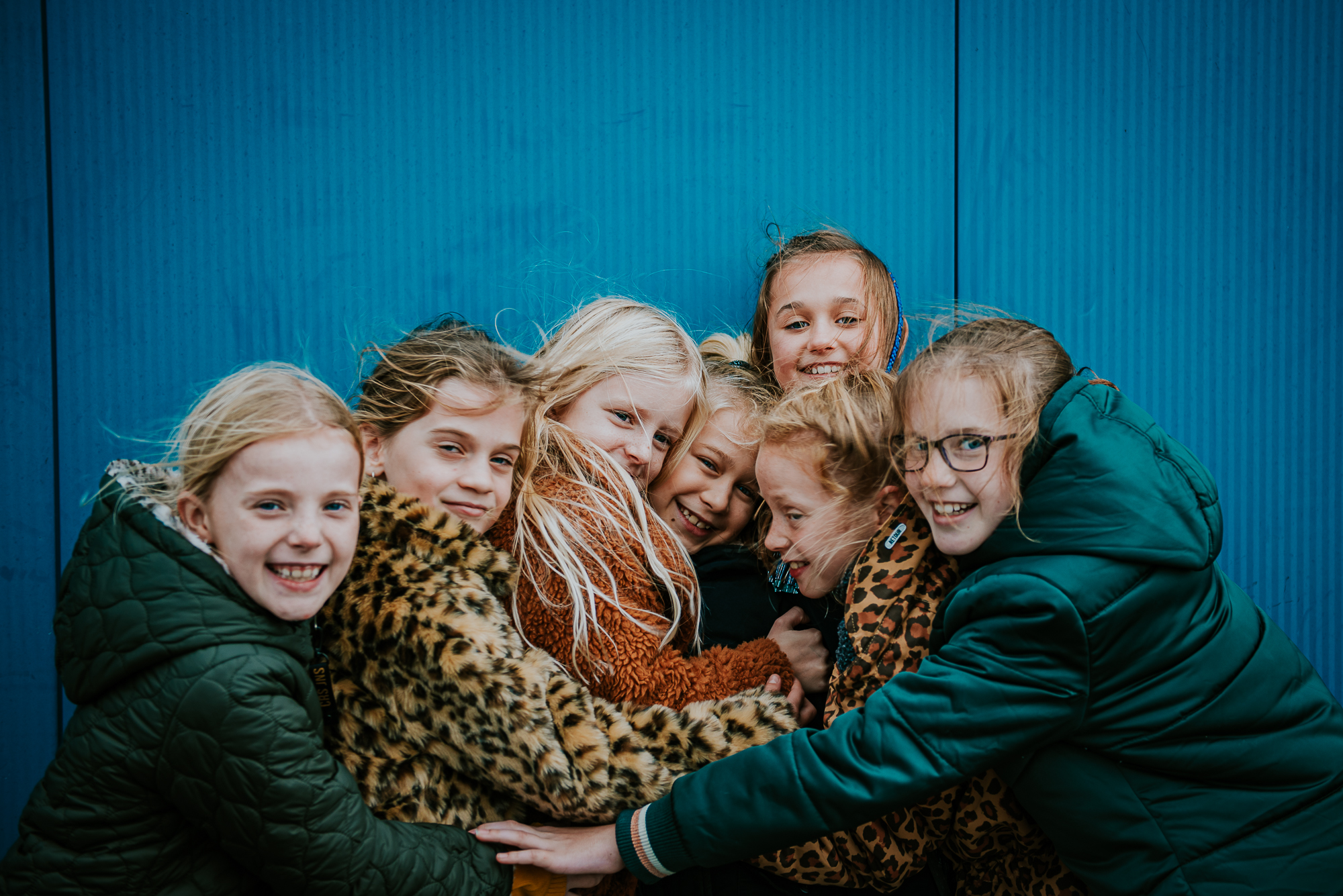Verjaardags groepsknuffel. Fotoshoot Friesland, kinderfeestje door Nickie Fotografie uit Dokkum