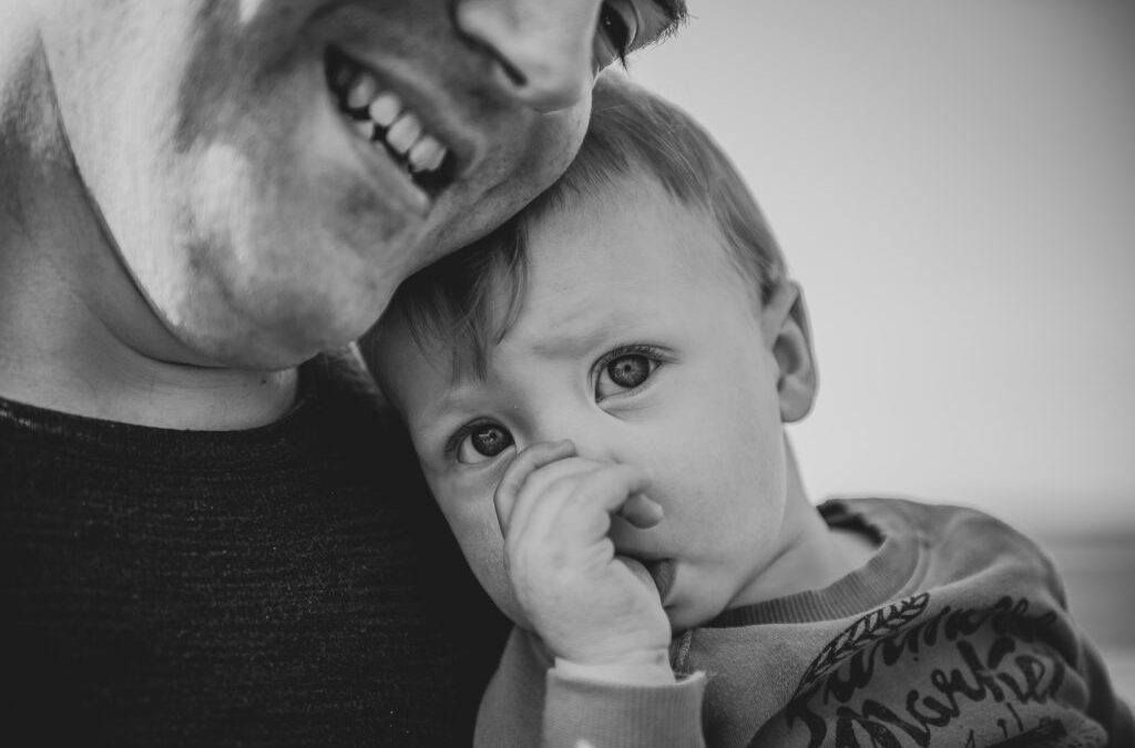 nuffelmomentje tussen vader en babyzoon. Gezinsfotoreportage door fotograaf Nickie Fotografie uit Dokkum.