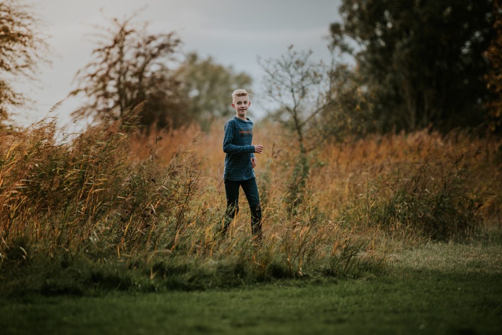 Herfstshoot Friesland. Portret van rennende tiener bij Rinsma Pole, Driezum door fotograaf Nickie Fotografie uit Dokkum