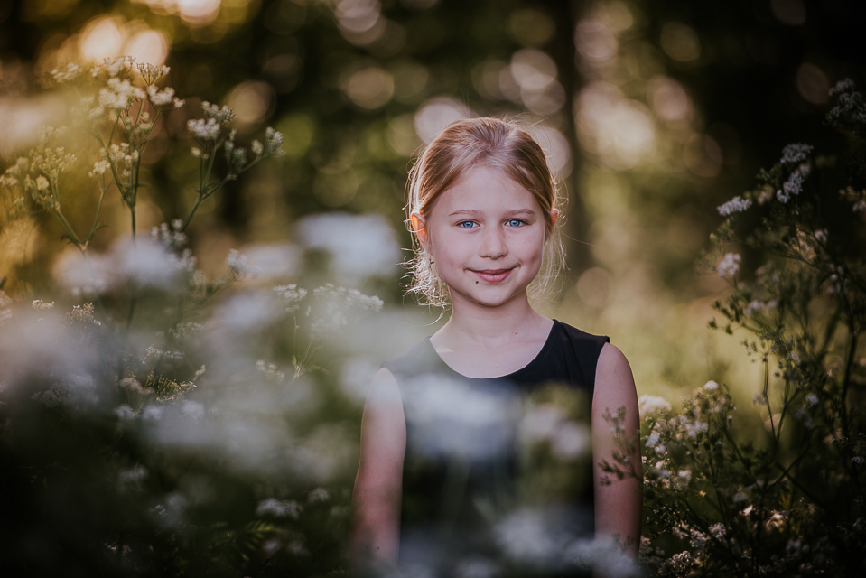Gezinsportretten in het fluitenkruid. Portret van meisje in de natuur tussen het fluitekruid, door Nickie Fotografie