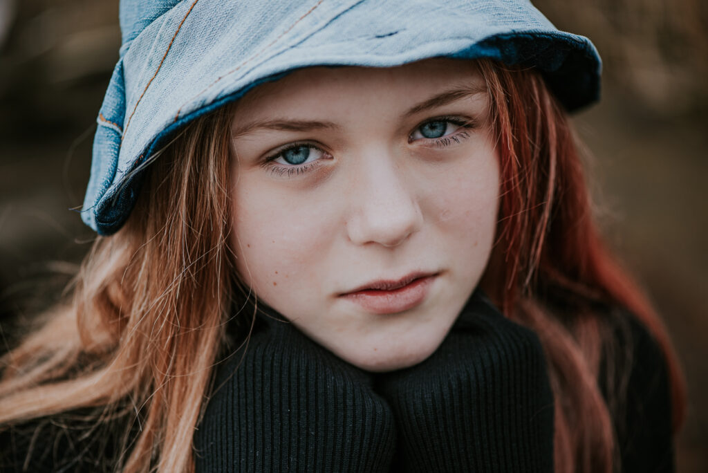 Portret van meisje met blauwe ogen en blauw spijker hoedje door fotograaf Nickie Fotografie uit Dokkum, Friesland.