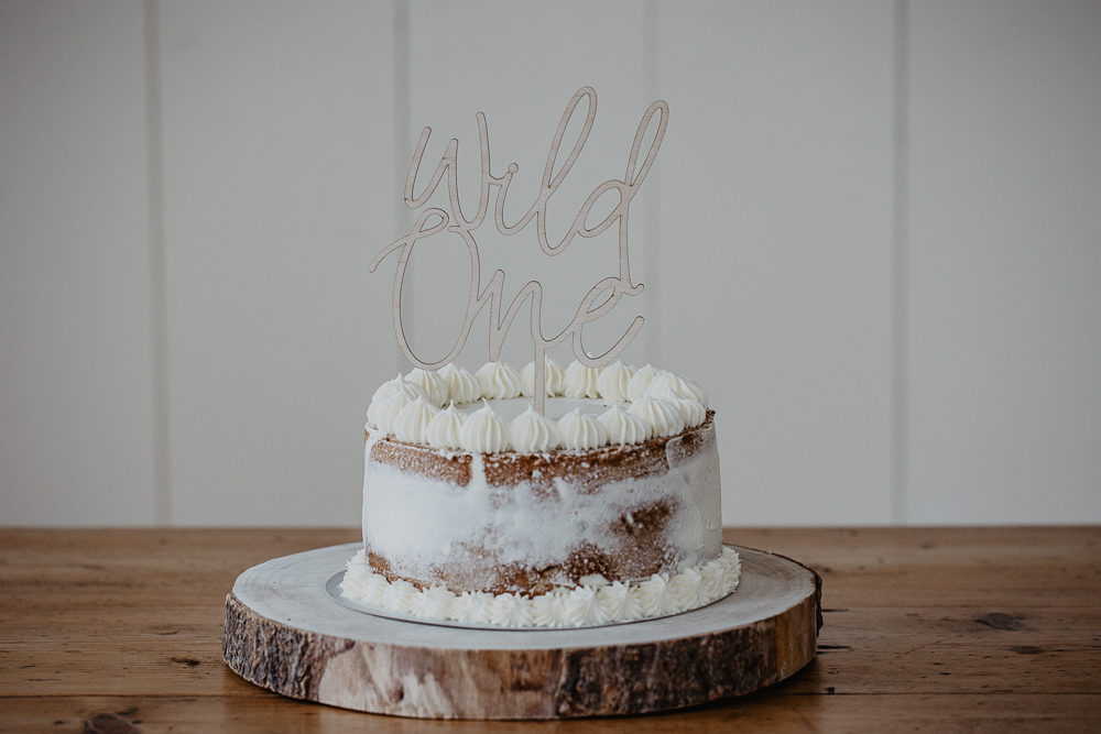 Witte naked cake met poefjes en mooie taarttopper voor de 1e verjaardag. Fotoshoot door fotograaf Nickie Fotografie uit Friesland.