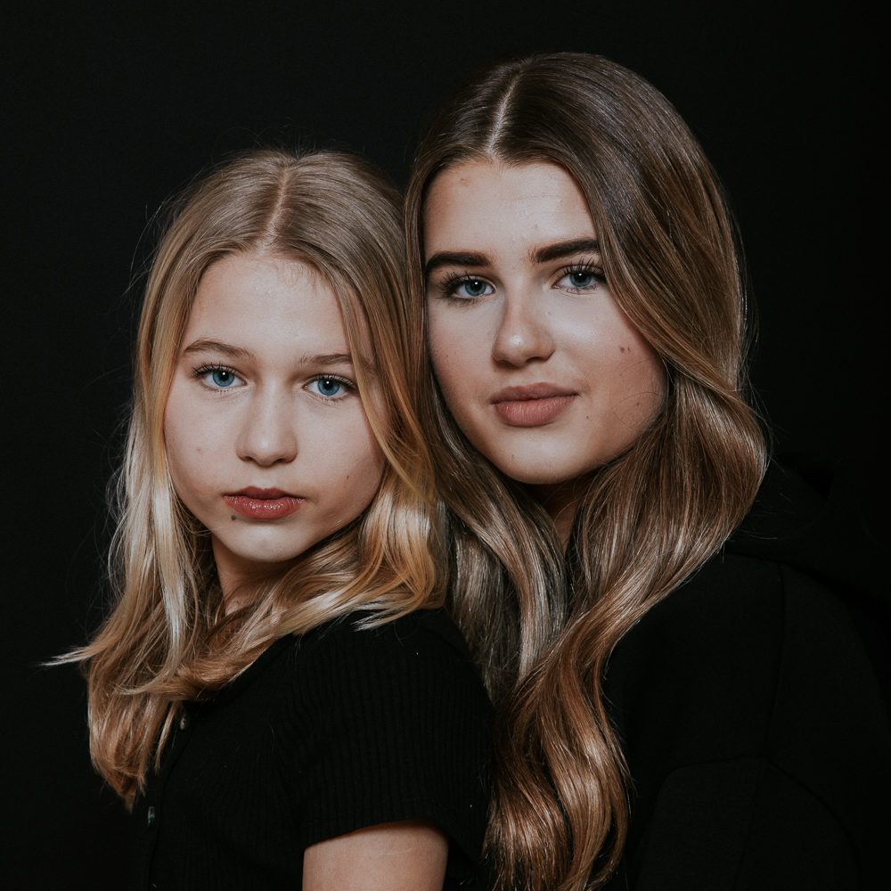 Dubbelportret van 2 zussen in het zwart gekleed door fotograaf Nickie Fotografie uit Friesland, Dokkum.