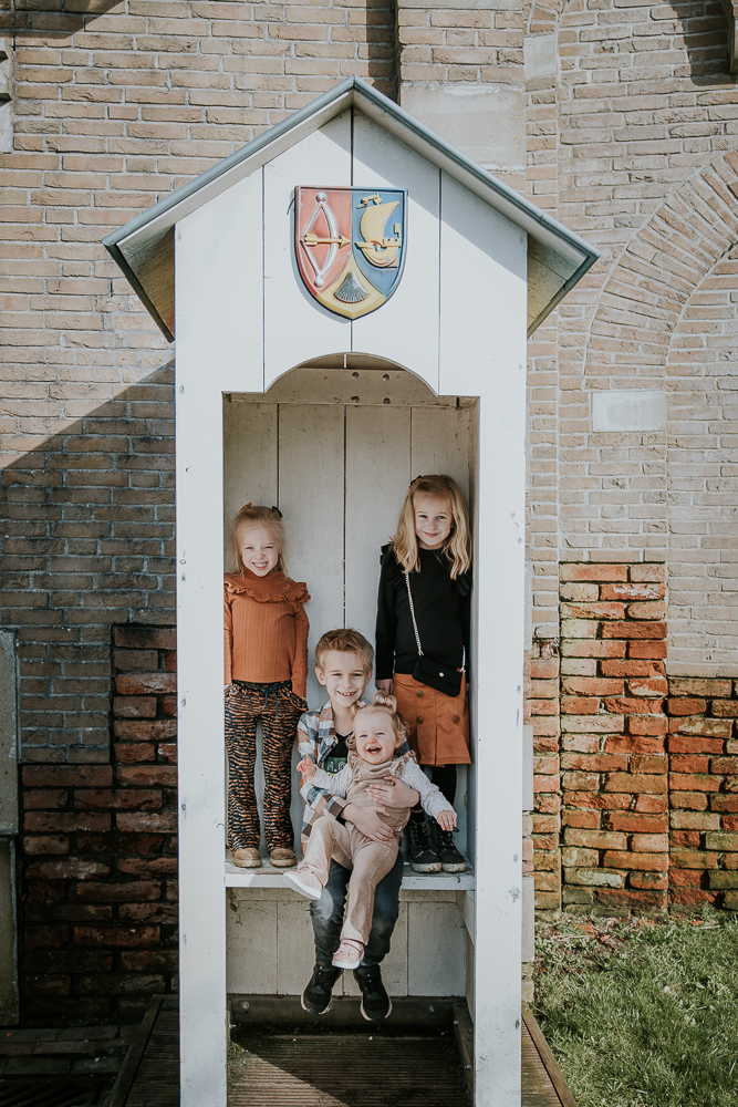 Portret van de kinderen in het wachtershuisje door fotograaf Nickie Fotografie uit Dokkum, Friesland.