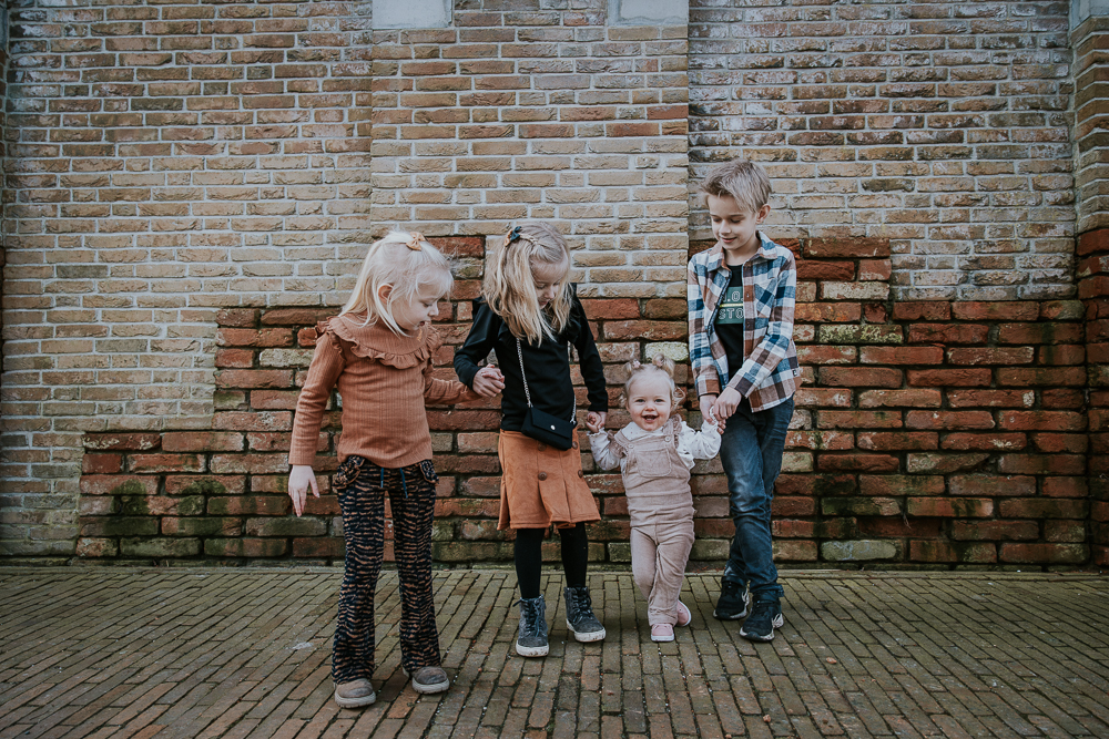 Portret van de kinderen door fotograaf NIckie Fotografie uit Dokkum, Friesland. De kinderen lopen hand in hand.