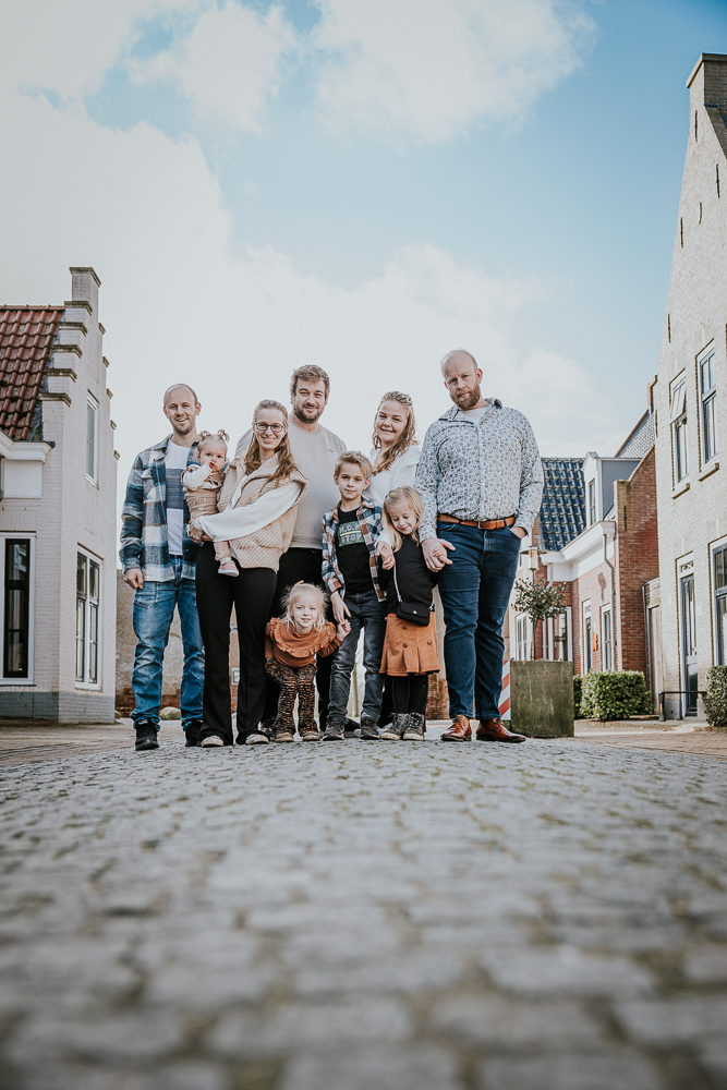 Groepsportret op straat in Esonstad door fotograaf Nickie Fotografie uit Friesland.