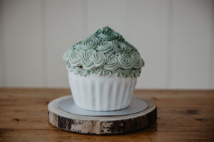 Groene giant cupcake voor de cakesmash. Fotoshoot door fotograaf Nickie Fotografie uit Dokkum, Friesland.