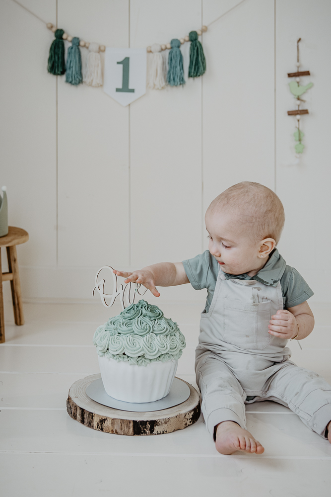 Cakesmash met groene tinten. Jongetje viert zijn 1e verjaardag. fotoreportage door fotograaf Nickie Fotografie uit Dokkum, Friesland. 