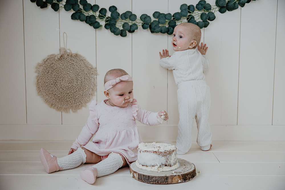 Cakesmash met tweeling. Jongetje en meisje bij een naked cake. Fotoshoot door fotograaf Nickie Fotografie.