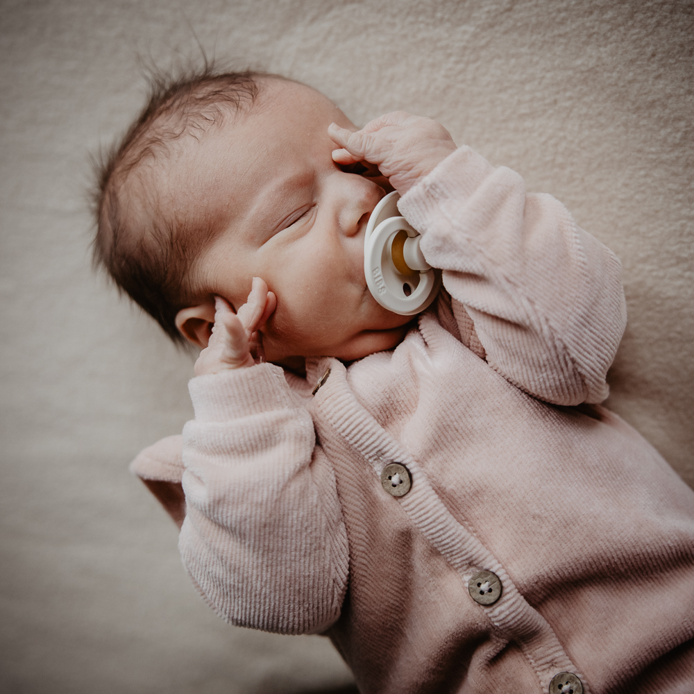 Babyfotografie Friesland door fotograaf Nickie Fotografie. Schattig baby'tje wordt wakker en wrijft in haar oogjes.