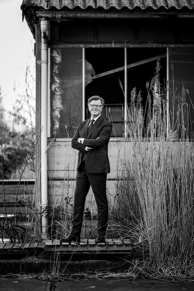 Fotoshoot Friesland in urbex omgeving. Zakelijk zwart-wit portret door fotograaf Nickie Fotografie.