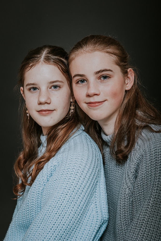 Portretfotografie van twee zussen door portretfotograaf NIckie Fotografie uit dokkum, Friesland.