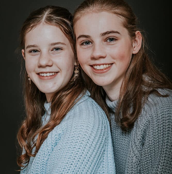 Dubbelportret Friesland van twee zussen door fotograaf Nickie Fotografie uit Dokkum.