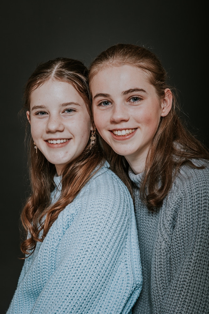 Dubbelportret Friesland van twee zussen door fotograaf Nickie Fotografie uit Dokkum.